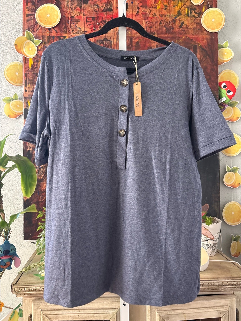 Men’s Short Sleeve Henley Tee in Heather Gray. NWT